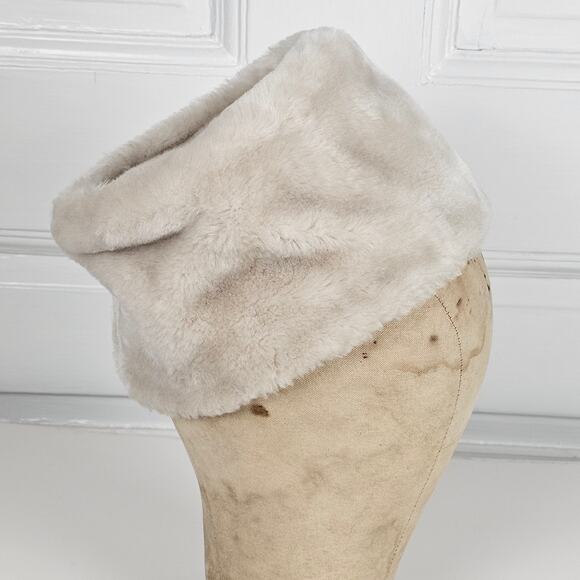 Hat VTG off white faux fur toque c. 1960s - Picture 1 of 7